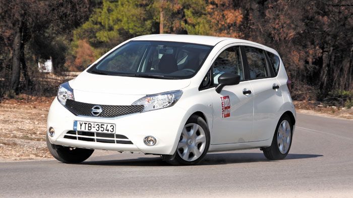 Στις στροφές, το Nissan Note αποδεικνύεται απόλυτα ασφαλές, με αντιδράσεις προοδευτικές και ελεγχόμενες.